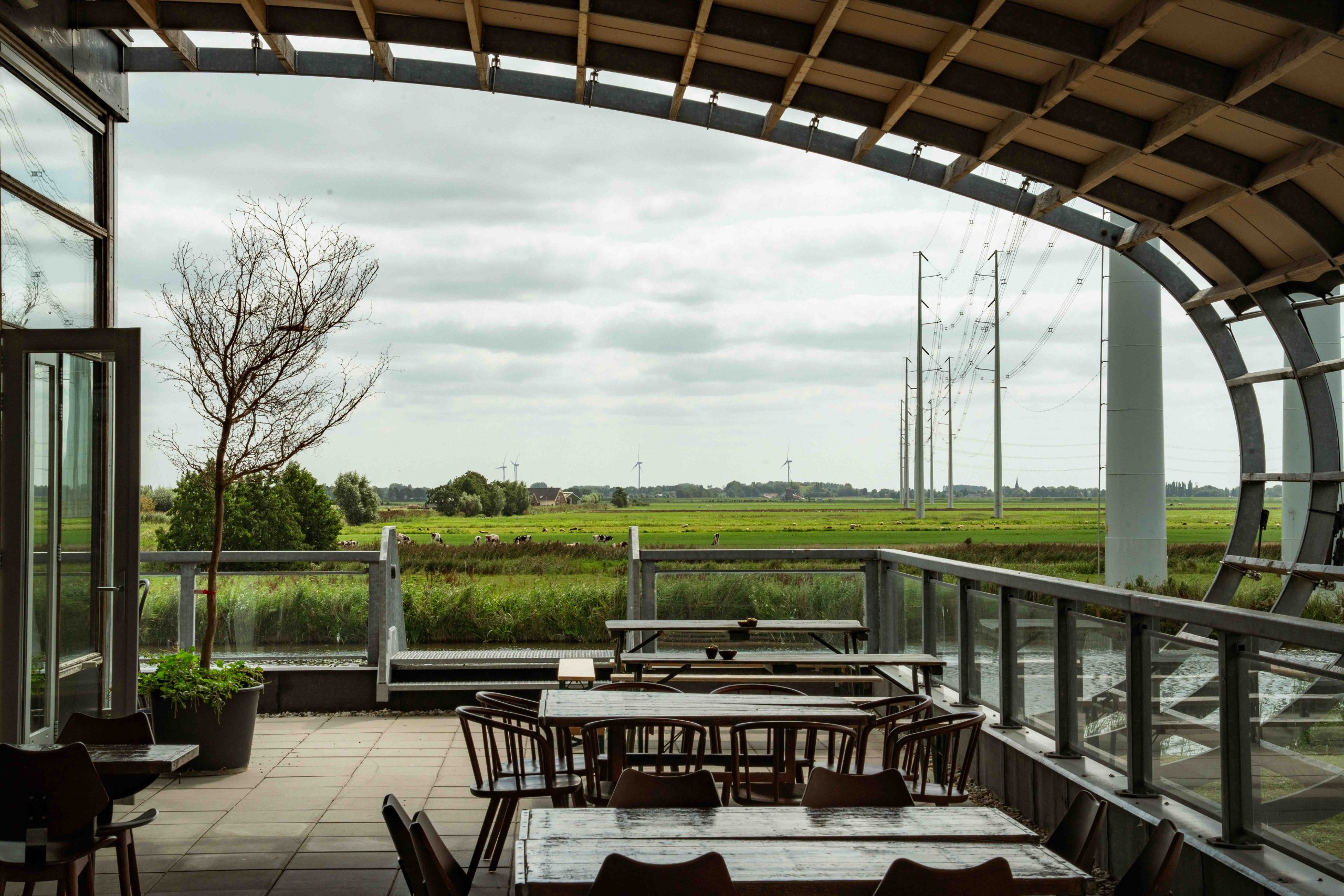 Dakterras van de Droomfabriek bij Brasserie Polderfabriek in Leiderdorp, met uitzicht over de polder